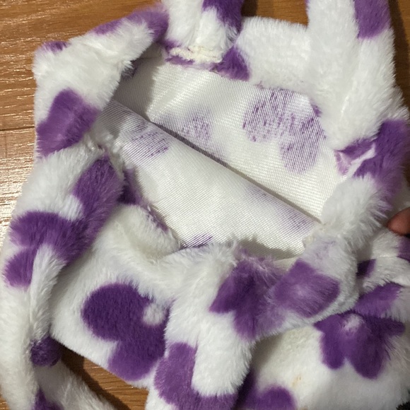 Fuzzy purse with flower design - Picture 3 of 3